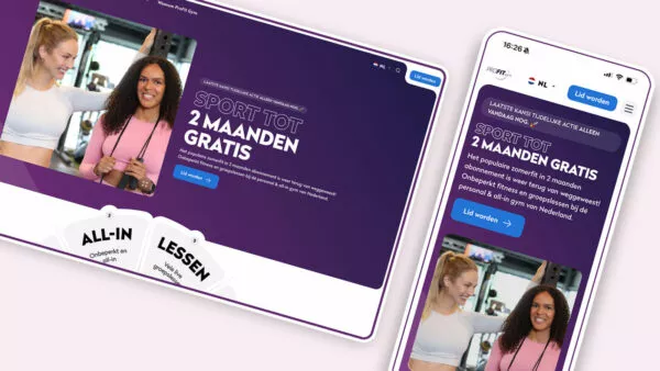 Homepage van de Profit-gym-website op desktop en mobiel, deels zichtbaar, 50 graden gedraaid, op een lichtroze achtergrond.
