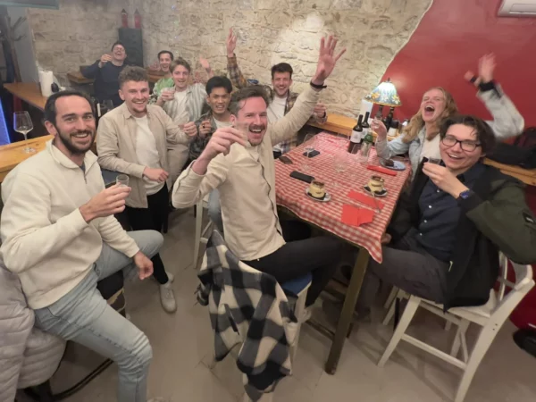 Het team van Stijlbreuk proost op de avond in een klein restaurant in Split.