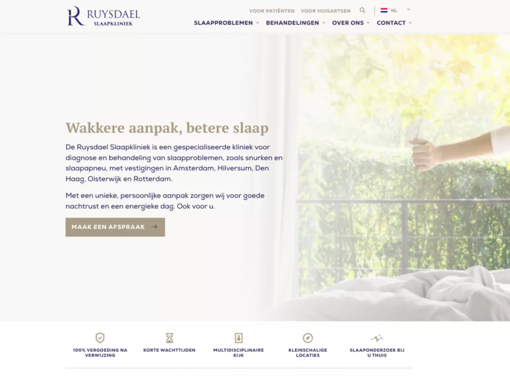 Website van Ruysdael Slaapkliniek met een persoon die zich uitstrekt in bed.