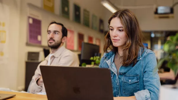 man en vrouw achter laptop