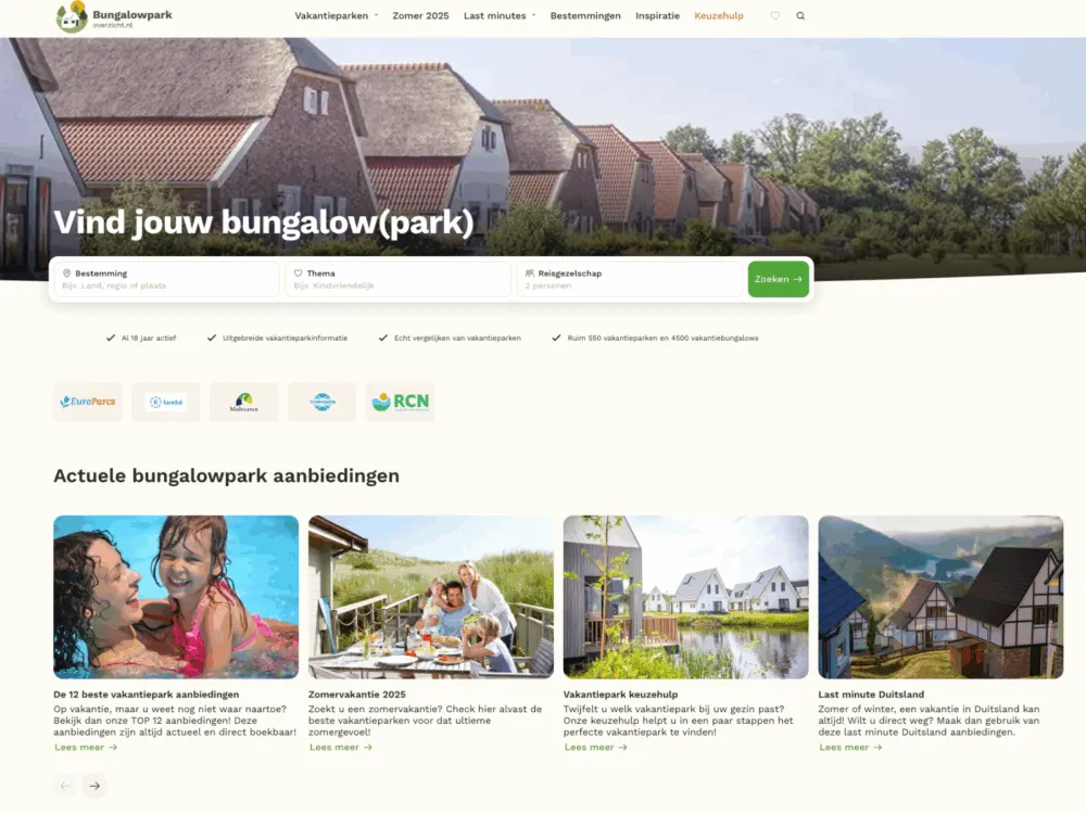 Rij bungalows met tuin en een zoekbalk op bungalowparkoverzicht om te boeken in Nederland.