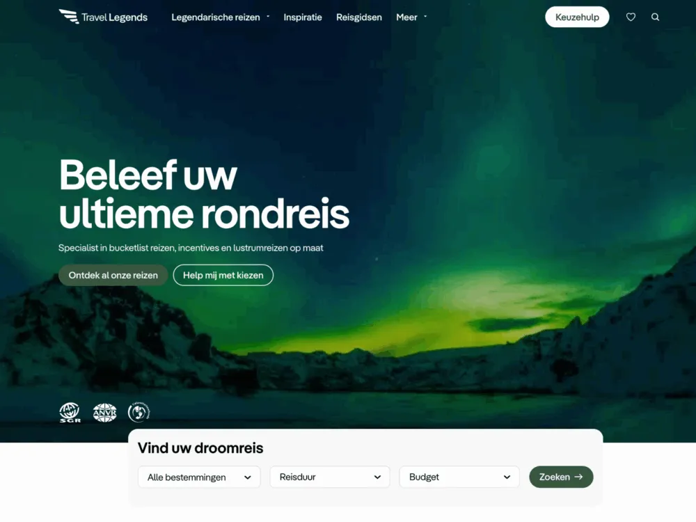 Noorderlicht boven besneeuwde bergen, met website tekst van reislegendes en een Nederlandse zoekbalk.