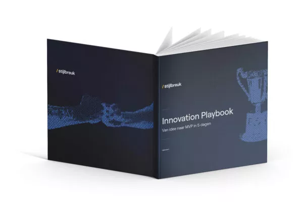 Een donkerblauw innovatiehandboek met geometrische ontwerpen en een trofee-afbeelding.