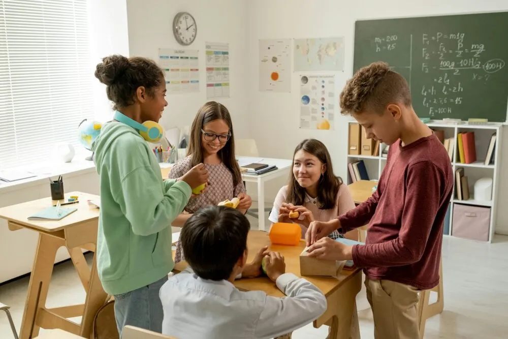 Vijf kinderen werken samen aan een project over digitale producten voor zorgorganisaties.