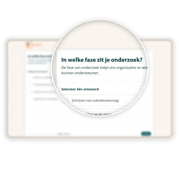 Ingezoomde Nederlandse enquêtevraag over onderzoeksfase met antwoordopties; scherm is enigszins wazig.